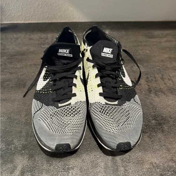 Men’s Nike Flyknit Road Racer Shoes Sneakers - 10.5 black & White